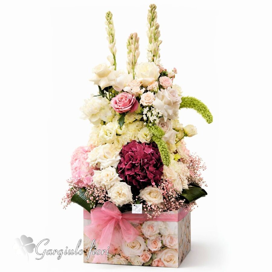 Composizione floreale in scatola con rose e ortensie, categoria Box e Composizioni