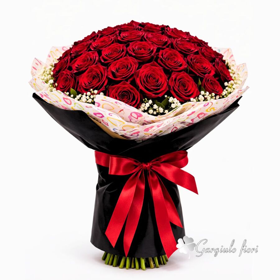 Bouquet di rose rosse avvolto con carta decorata, creazione Gargiulo Fiori